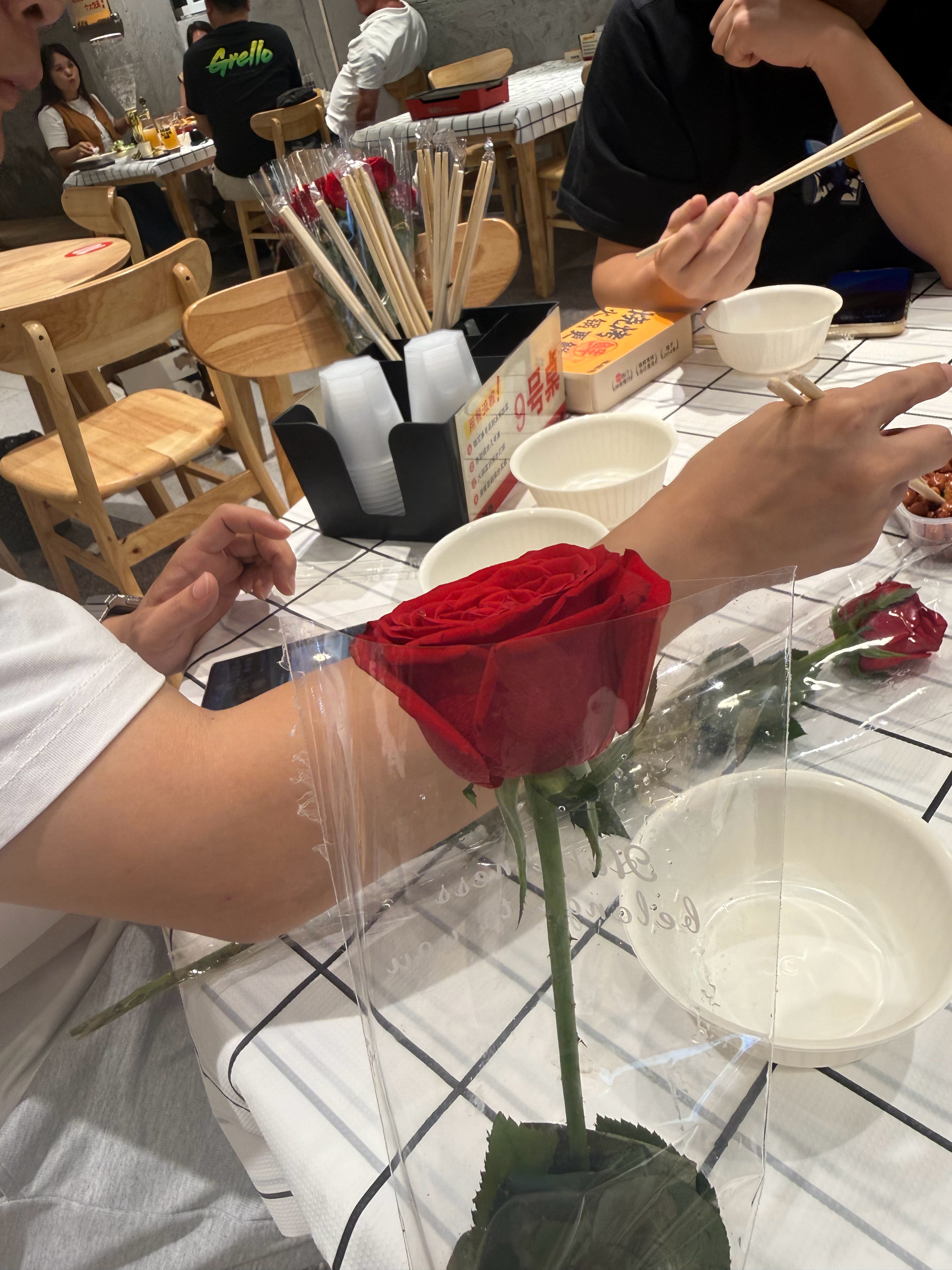 上一次收到花 应该还是两年前 买车时4s店送的了各位男同胞们，你们呢？ 
