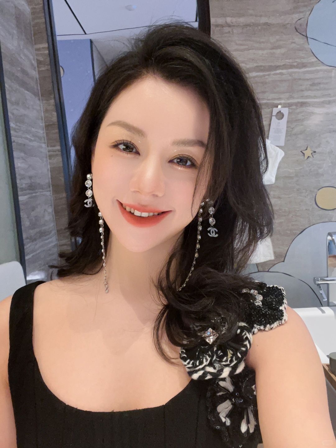 今天近距离见到王一博，陈伟霆，很帅呀呀