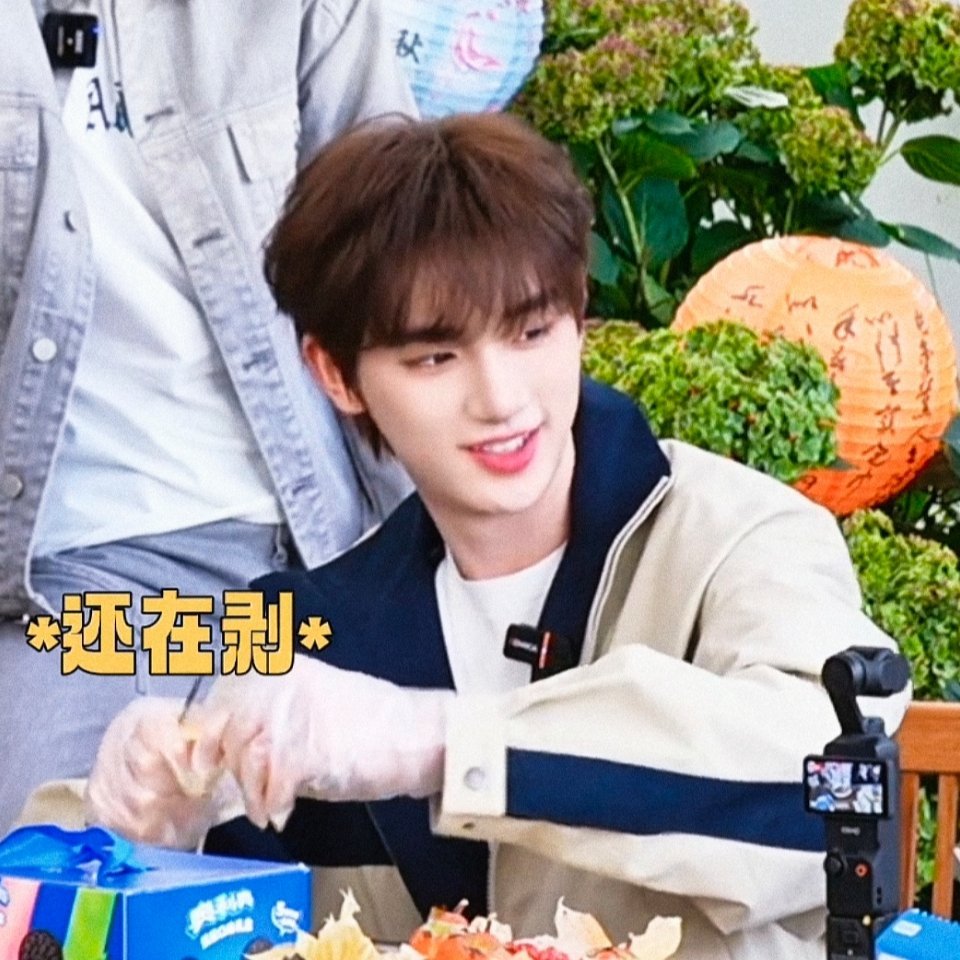 和叮叮婚后就这样 他蒸蟹啊我吃蟹 他剥蟹啊我吃蟹😋 ​​​