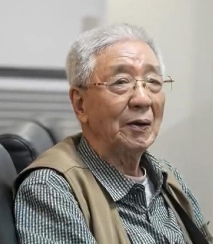 2025年，91岁海军老兵参观军舰，却因没有预约被安保人员拦下，情急之下，他拿出