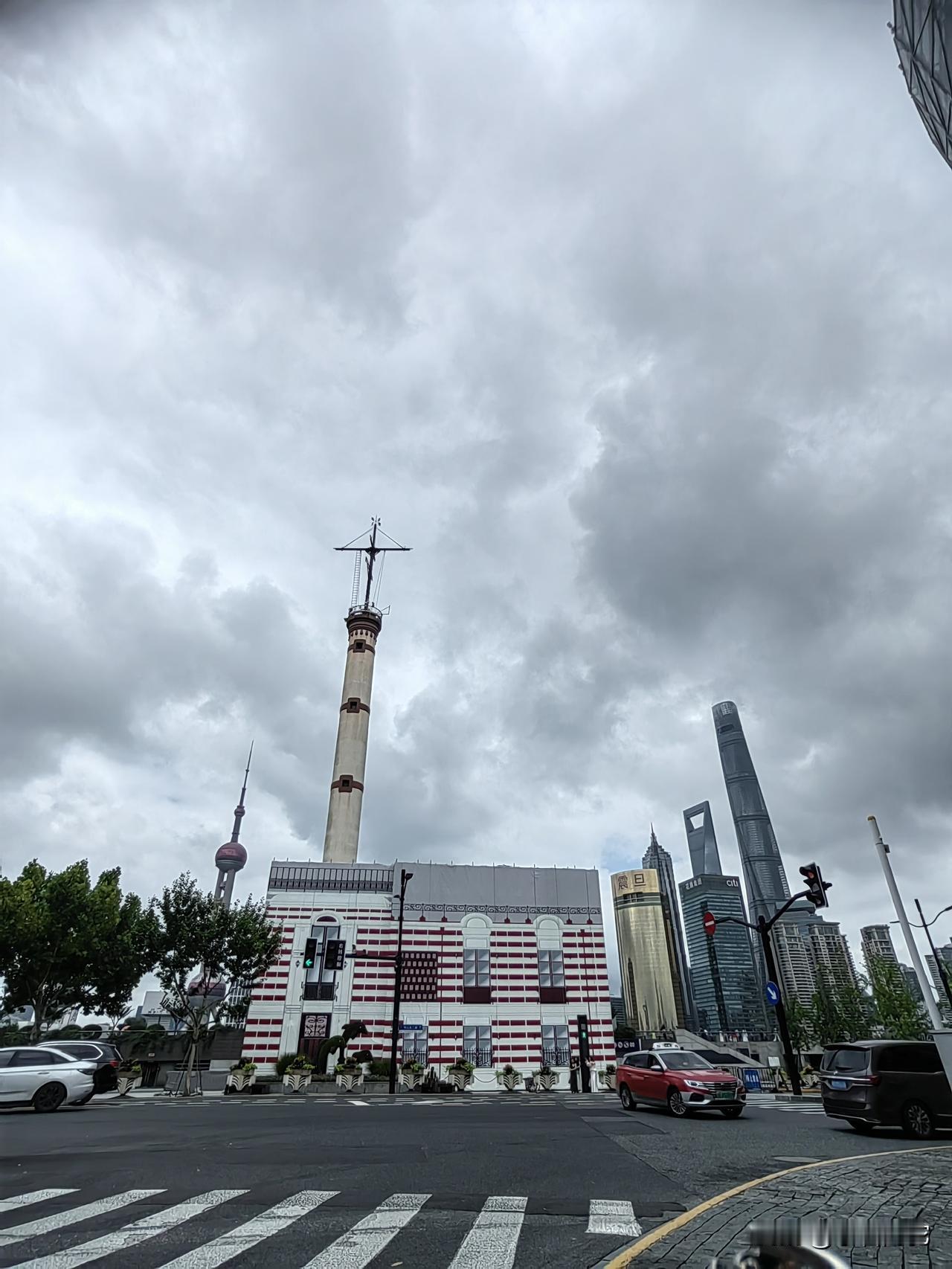 外滩摄影特写镜头
从这个角度拍照，一座不知名的旧烟筒比黄浦江对面东方明珠和世茂大