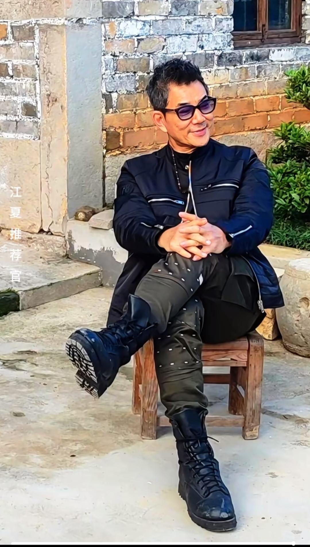 任贤齐，坐在老家的院子里好惬意。