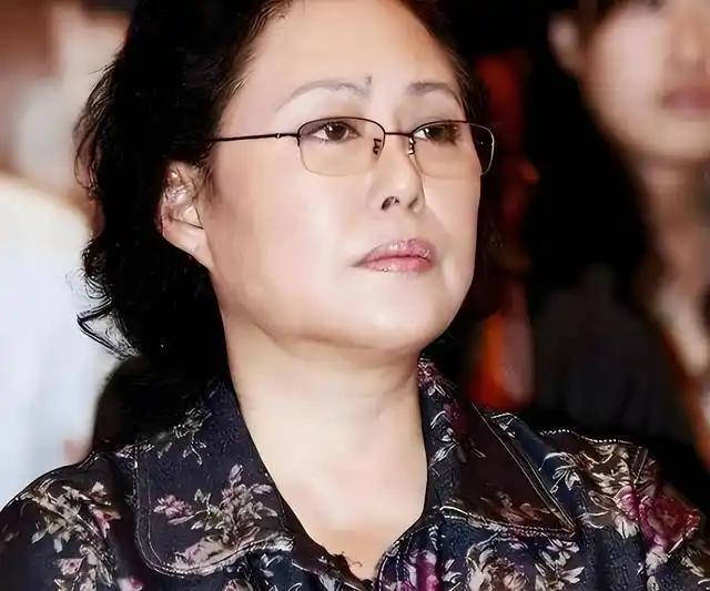 三任丈夫全走了，她从瑞士回国养老。儿子曾坐过牢，如今她老了没了依靠，衣食起居全得