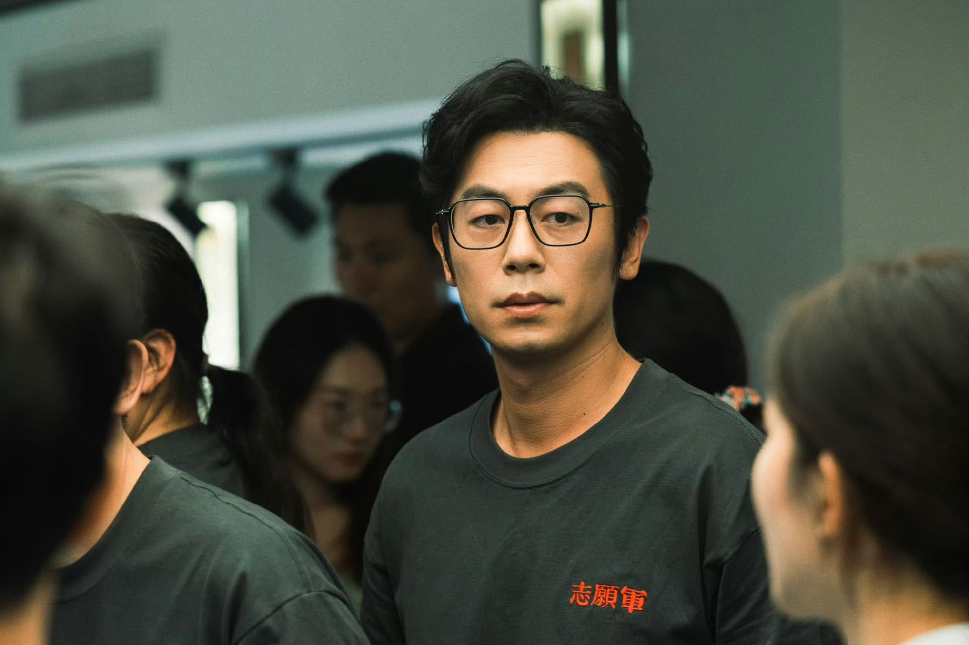 #朱亚文上一秒采访下一秒入戏#看了今天的央视新闻采访，在采访中展现了深厚台词功底