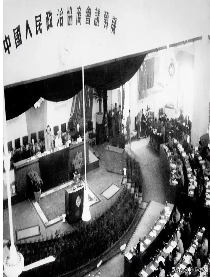 在某种程度上，抗美援朝改变了新中国的政治结构。

1949年开新政协的时候，规定