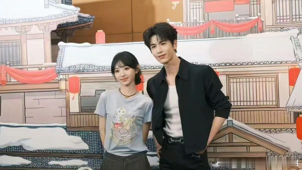 张凌赫田曦薇逐玉庆功宴合影，95颜巅请二搭张凌赫田曦薇经纪人敬酒张凌赫哽咽