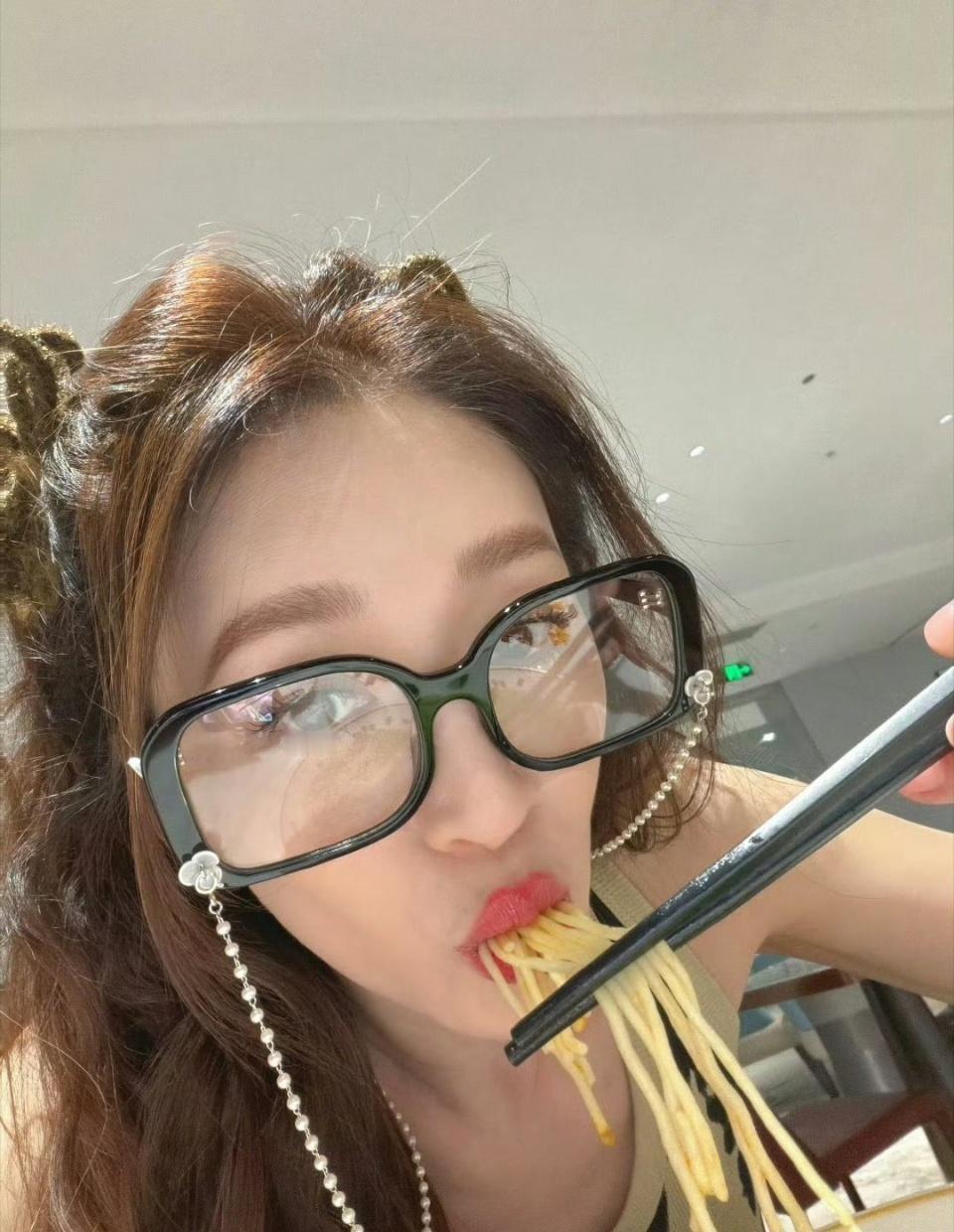 一碗粉把李小冉吃开心了，她开始怀念浪姐的盒饭——不是怀念好吃，是吐槽天天不换样。