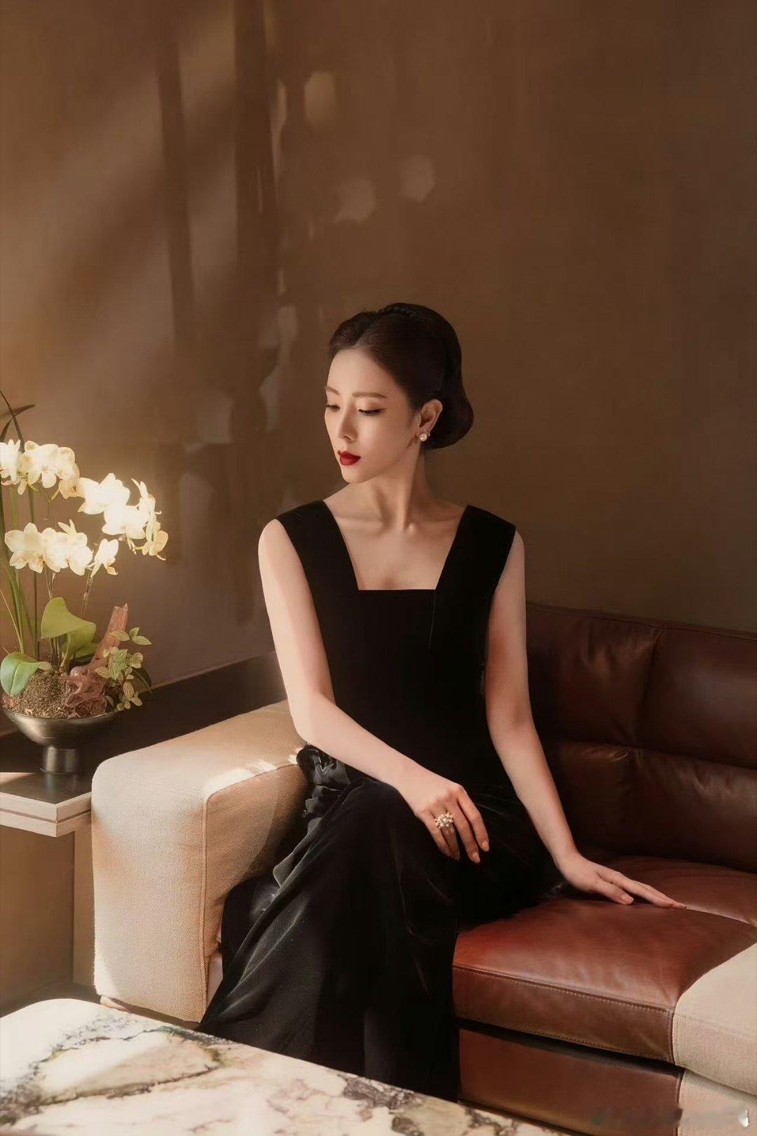 李思思 高级东方美李思思的红毯造型是东方美学范本吧！黑色礼服衬得她身姿如竹，眉眼