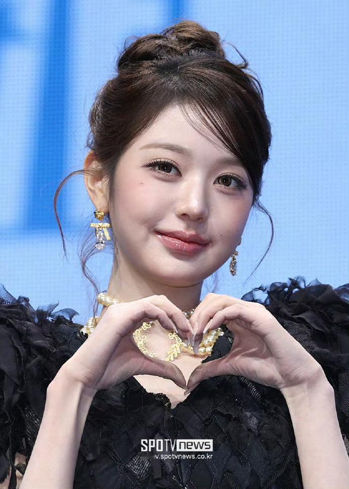 张元英 × 回归发布会造型新闻图 🦢 张元英solo