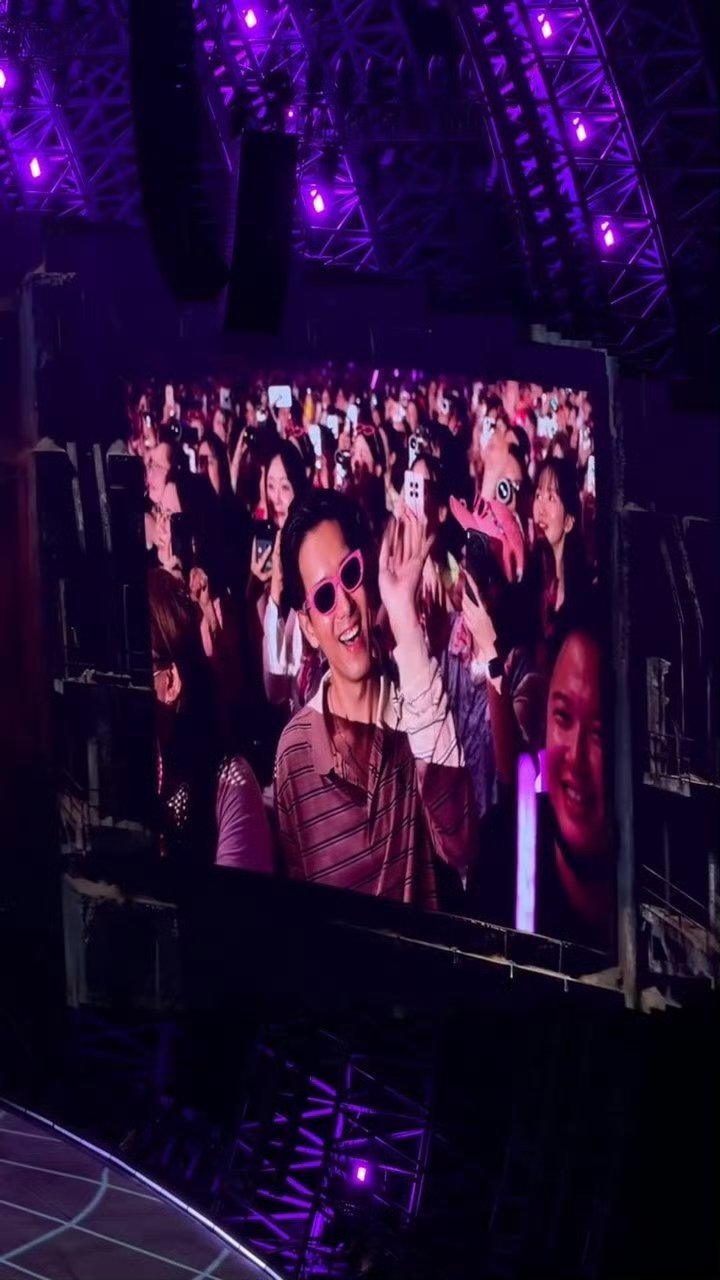 李现看汪苏泷演唱会李现哈哈哈李现看演唱会的样子有点阔爱呀