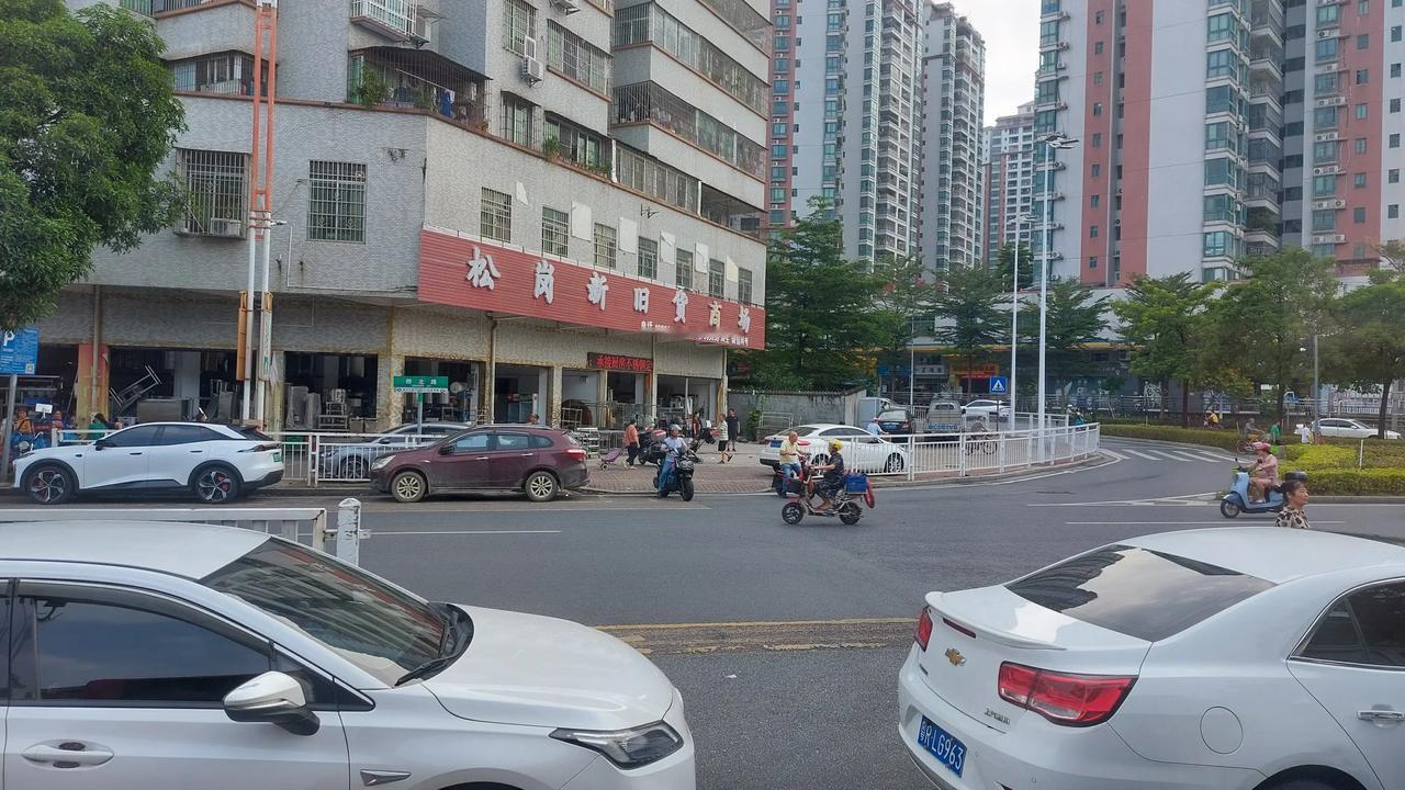松岗新旧货商场？好像松岗市场内也有不少这种新旧货商场，有些人会来这种商场挑一些实