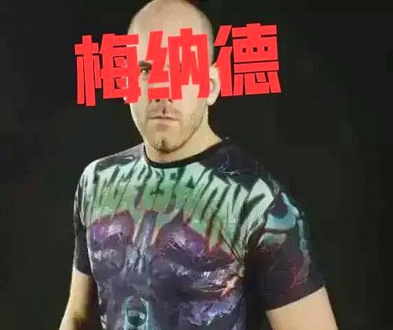 一个美国男人跑到中国后，靠着编出来的身份，把自己活成了“流量生意人”。
听着离谱