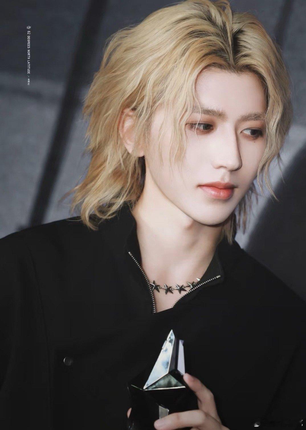 节目中作为导师蔡徐坤已经很负责，主要是这两年太出圈！金子涵当时也蛮看好她，后面退