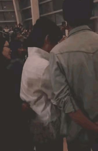 周涛用一蹭二靠三耳语，完美演绎了撒娇女人最可爱的三部曲！

她先是踮起脚，拉近与