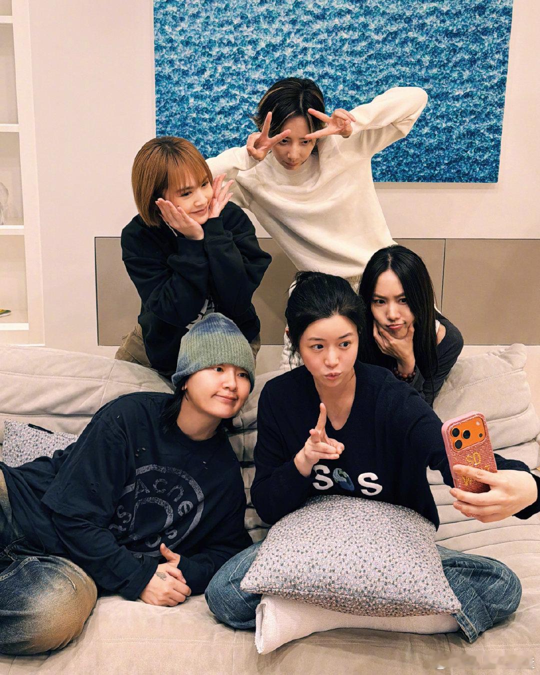 浪姐团看望受伤的陈妍希 陈妍希的石膏上写了躺平 终于又看到杨丞琳陈妍希李斯丹妮周