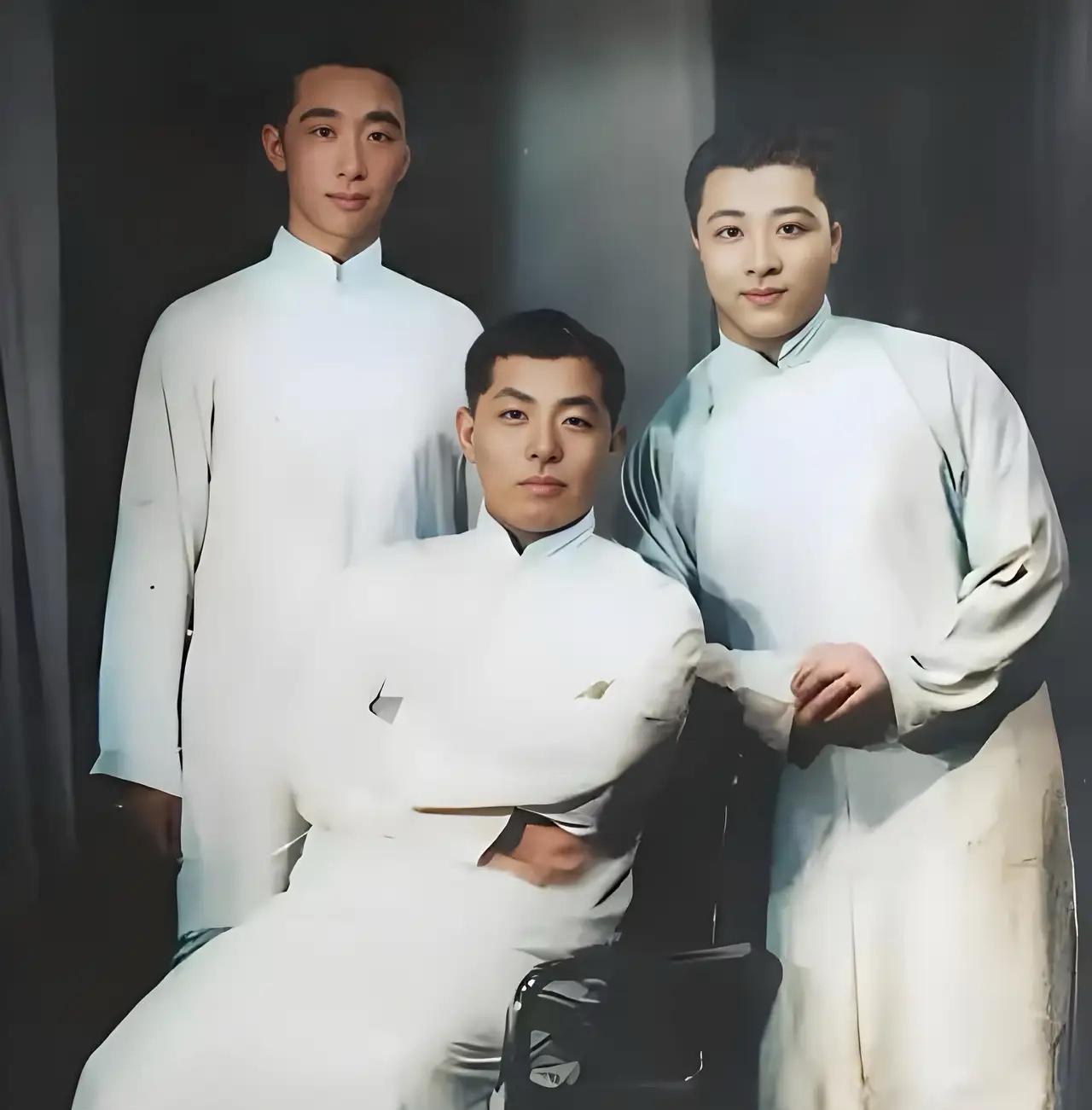 1934年，张学良与二弟张学铭和四弟张学思的合影，其中张学铭是张学良的胞弟，张学