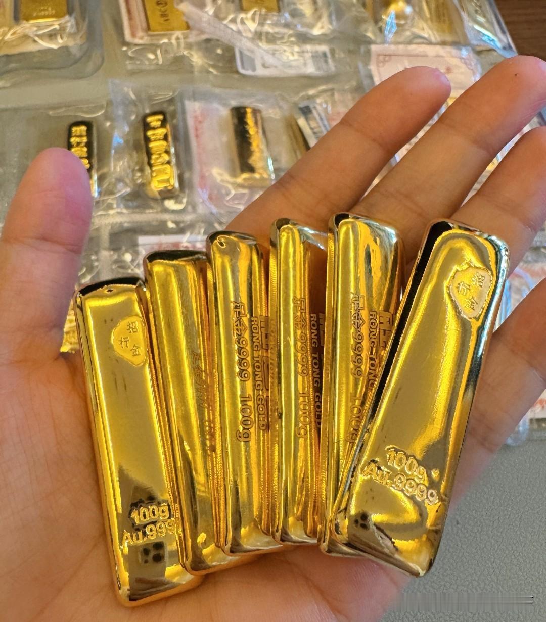 手里攥着黄金的朋友，今天多半要坐不住了——

6月1日黄金开盘直接跌到983元/