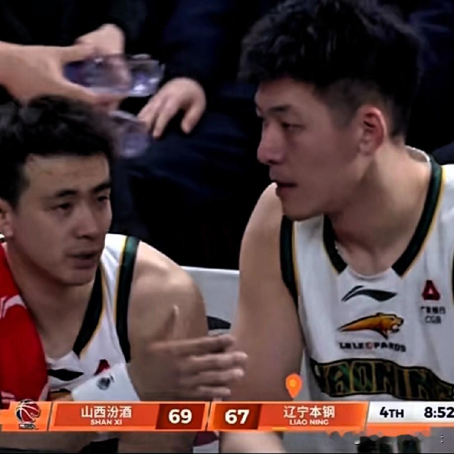 细节看人品！杨鸣打山西中途换下张陈治锋后，坐在替补席的领袖赵继伟立刻上前指导和安