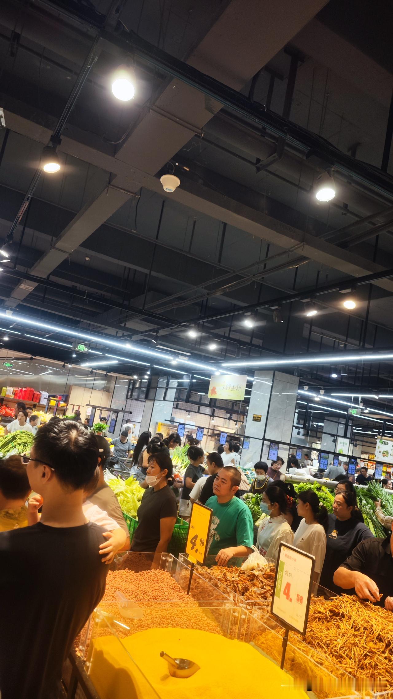 今天是中秋，无锡人消费多少钱？中秋 
超市里，菜市场，到处人挤人。
买，买，买，