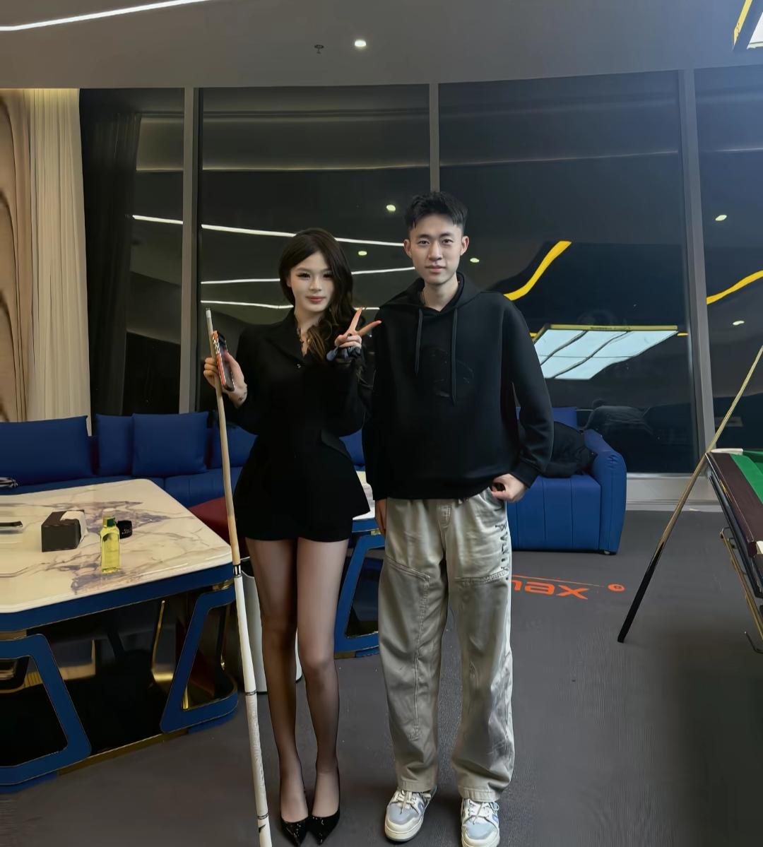 常冰玉硬刚罗伯逊，斯佳辉是横扫江俊
8月10日晚，中国公开赛结束第三天的比赛！