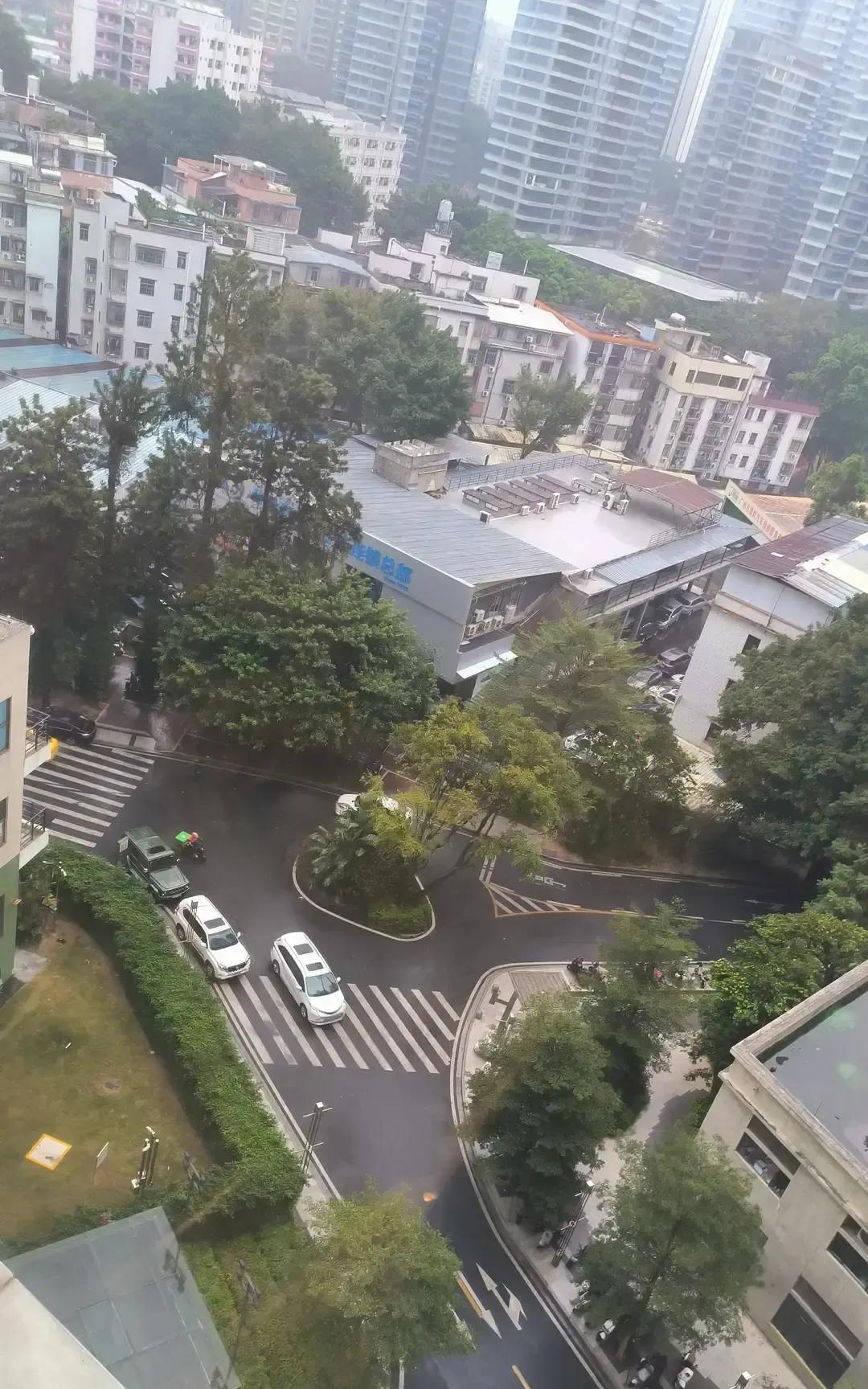 刷到一条高赞帖子说女生不主动是因为怕掉价，评论区两派吵翻天。
有人晒数据，六成女