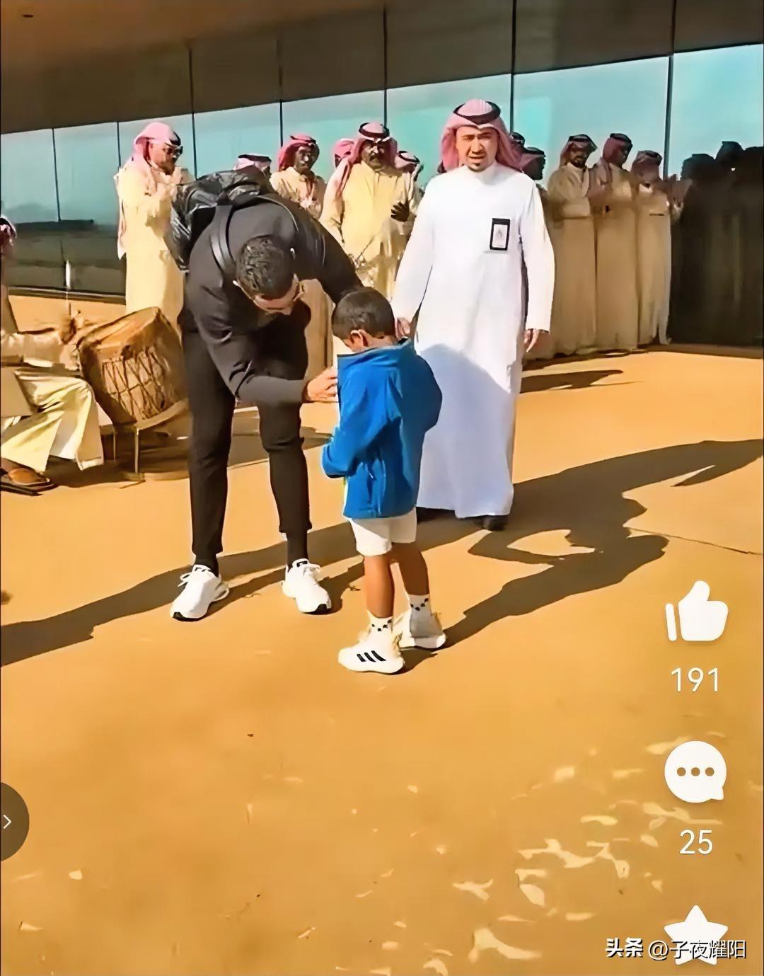 C罗作为国际上知名的足球明星，不但身背很多光环，而且也超有亲和力，从不耍明星架子