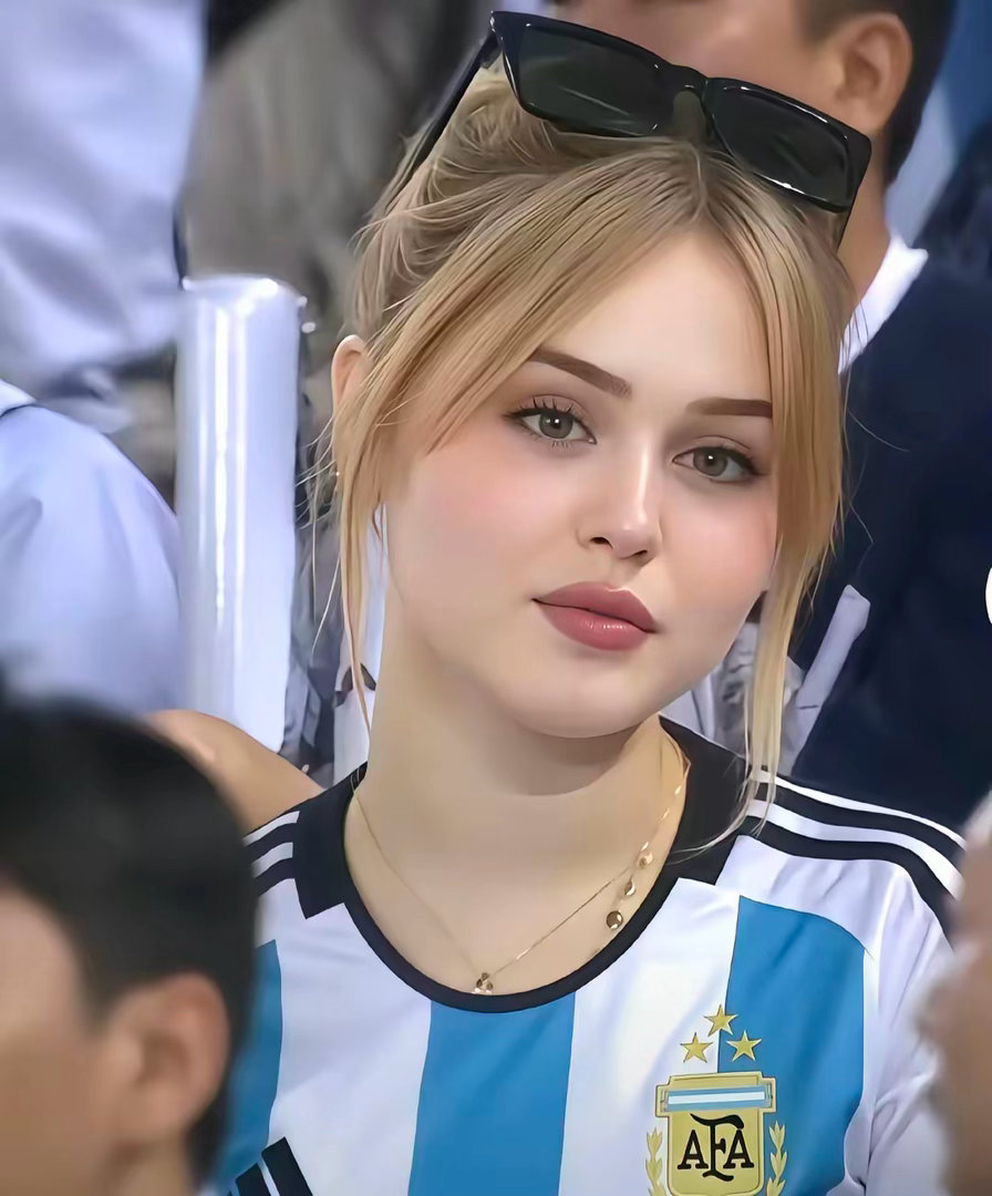 这个美女球迷，才是真正的大美女。在阿根廷的那场比赛中，镜头真给到了这位美女球迷，