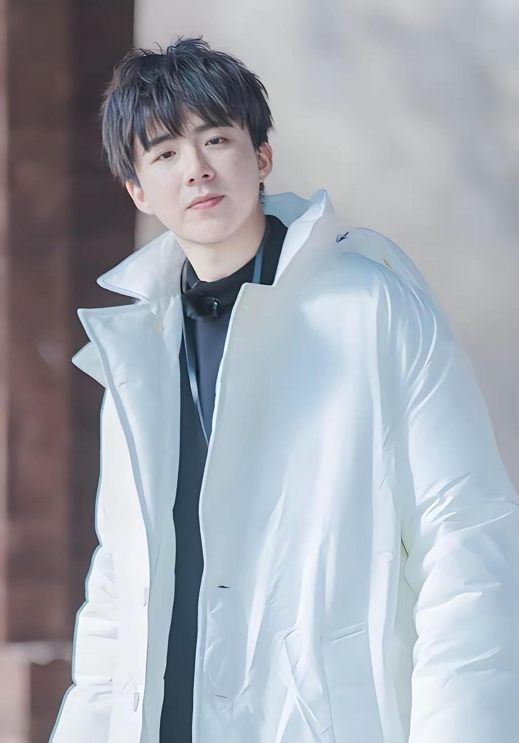 刘宇宁没火的时候，在40平的房子里算过一笔账：丹东的别墅300万，爷爷年纪大了，