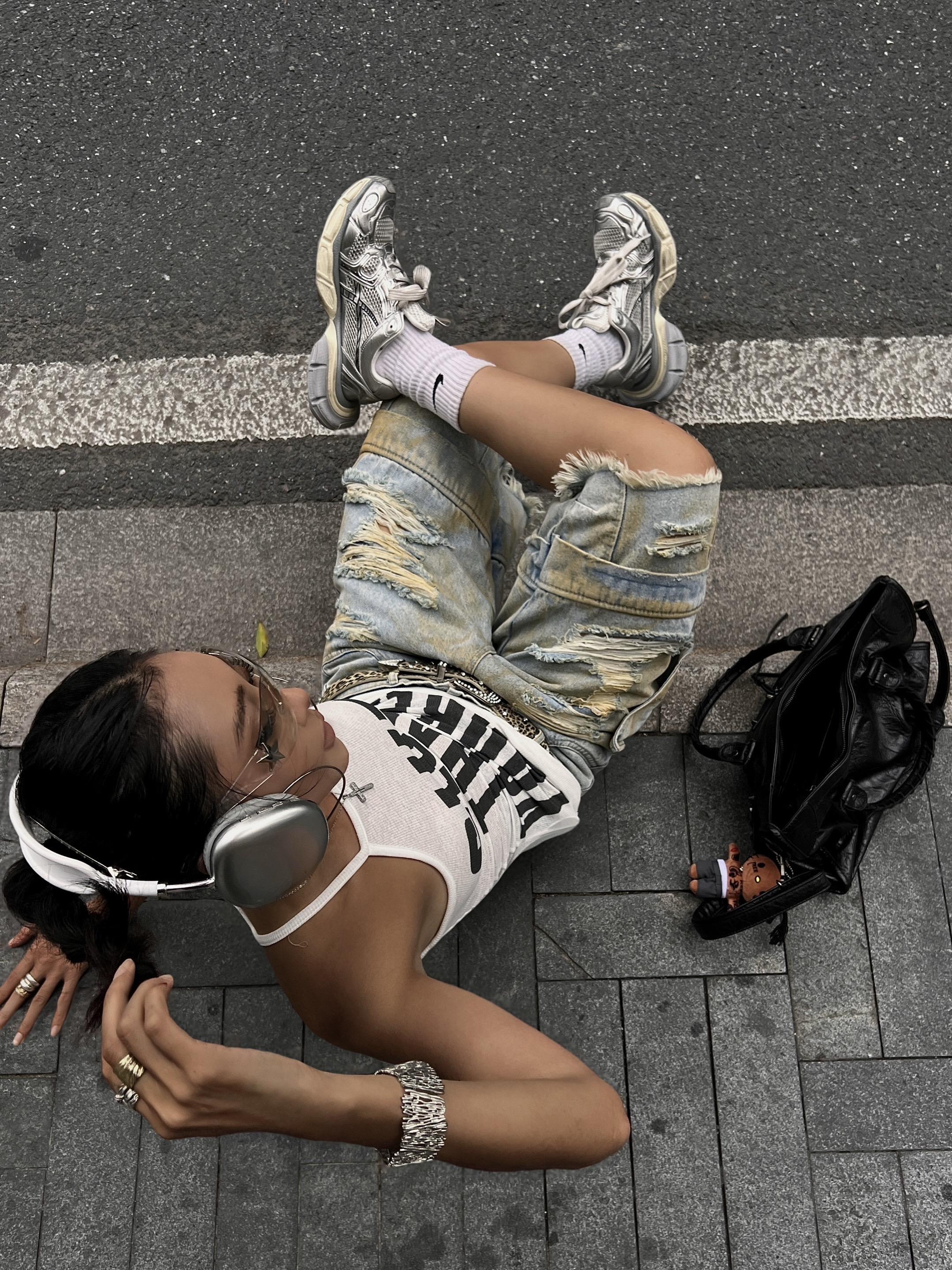 STREET WALKER.
