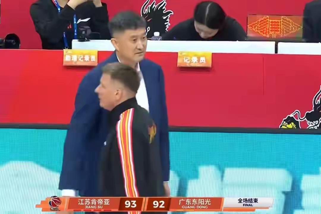 广东男篮到底出什么问题了，竟然连垫底球队江苏男篮都打不过？有广东球迷愤怒的表示，