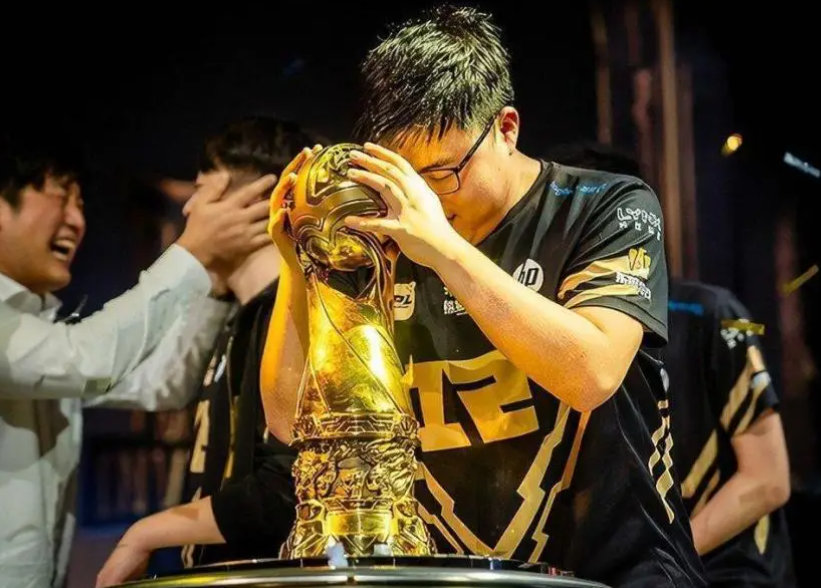 #2024lpl# 既然IG没赚钱还欠钱，锅盔zz也说IG不会轻易倒下，那接下来