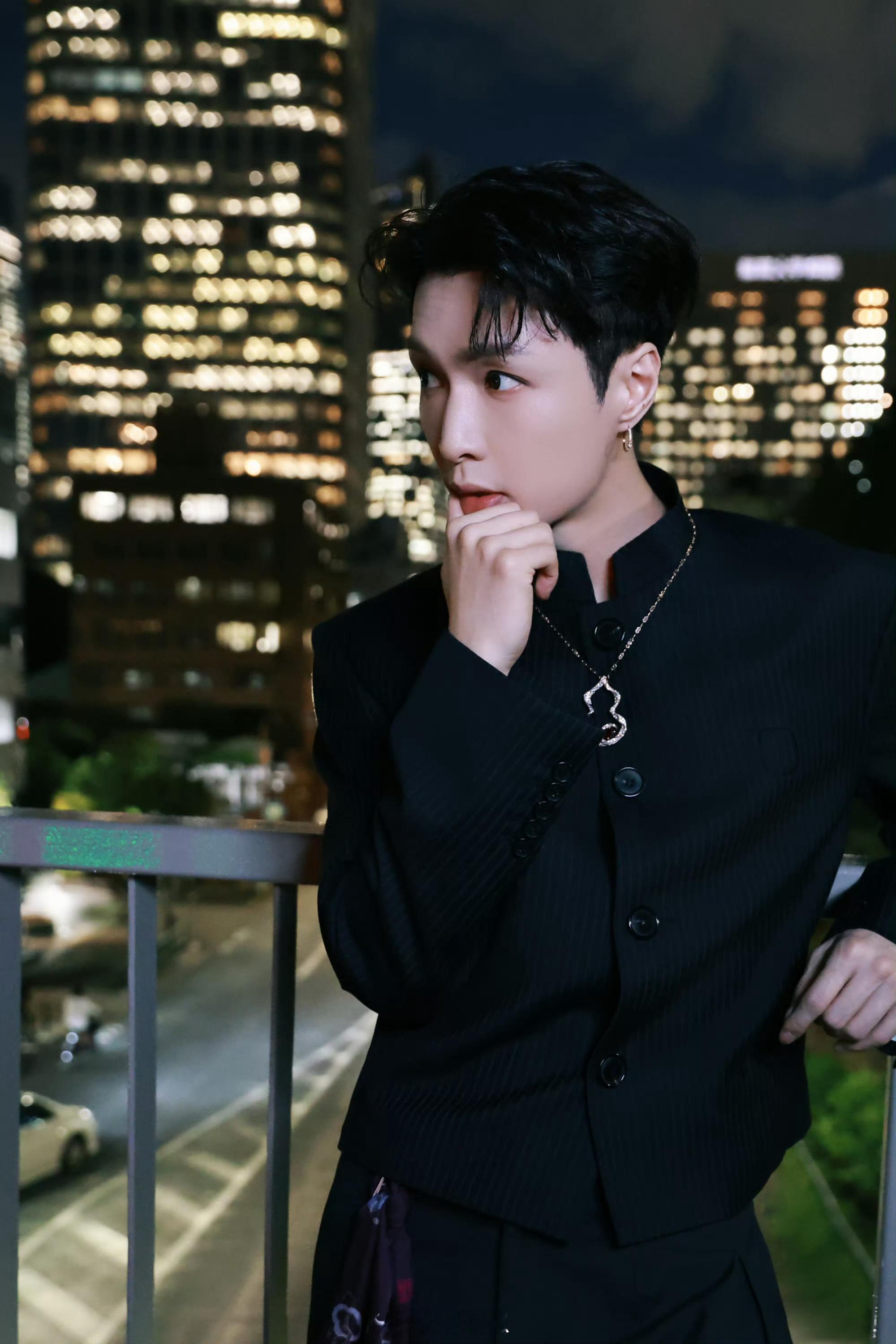 张兴朝以为张艺兴跳五子棋是AI谁能想到《技能五子棋》火到鸟巢！张兴朝看张艺兴跳这