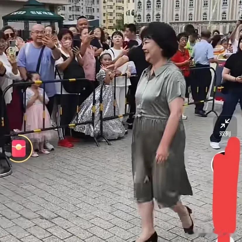 照片中这个胖胖的女人，一眼看去，可能很多人都认不得她是谁了。
她是1966年出生