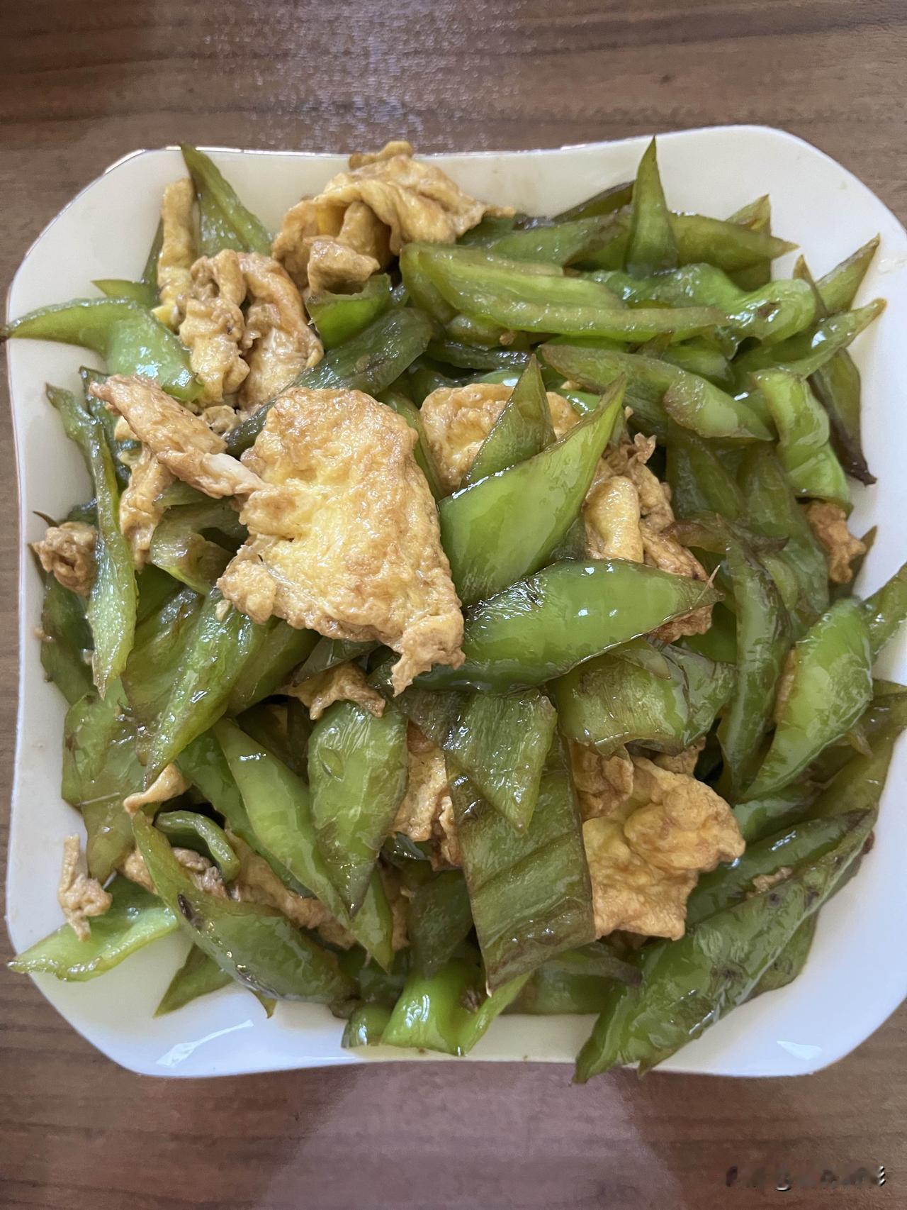 好友们晚上好！夏安吉祥，晚餐香香！今天的晚餐：
香煎塔嘛鱼
辣椒炒鸡蛋
红薯玉米