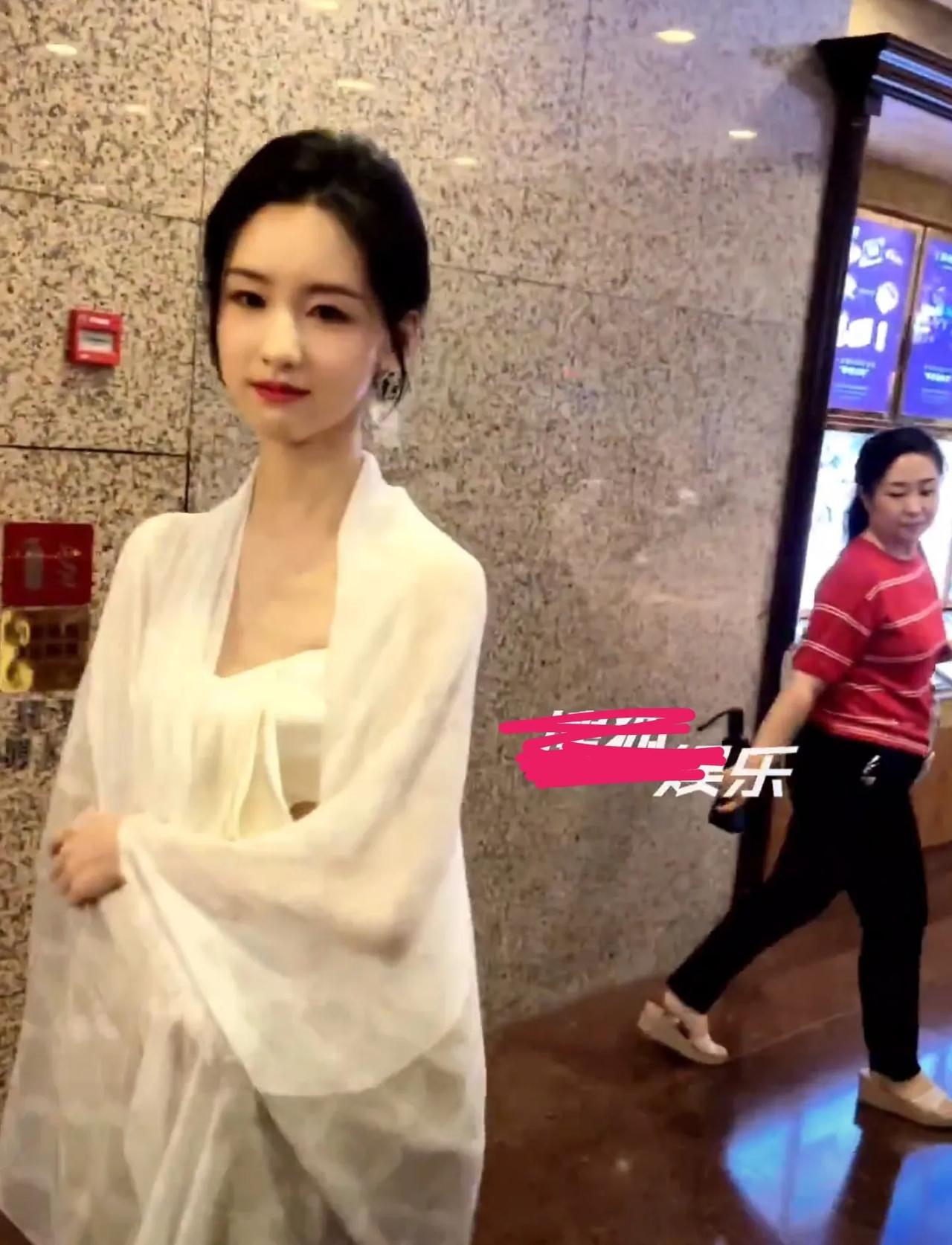 女明星陈都灵出席活动照片引发热议，身形过于消瘦几乎能看到胸前的肋骨了，为了追求美