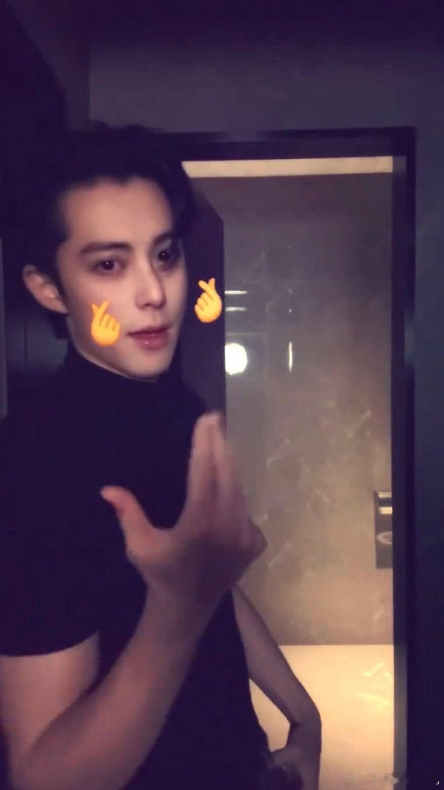 《Pretty》手势舞席卷娱乐圈！小酒窝高舒乔完美复刻王鹤棣经典动作，可爱演绎让