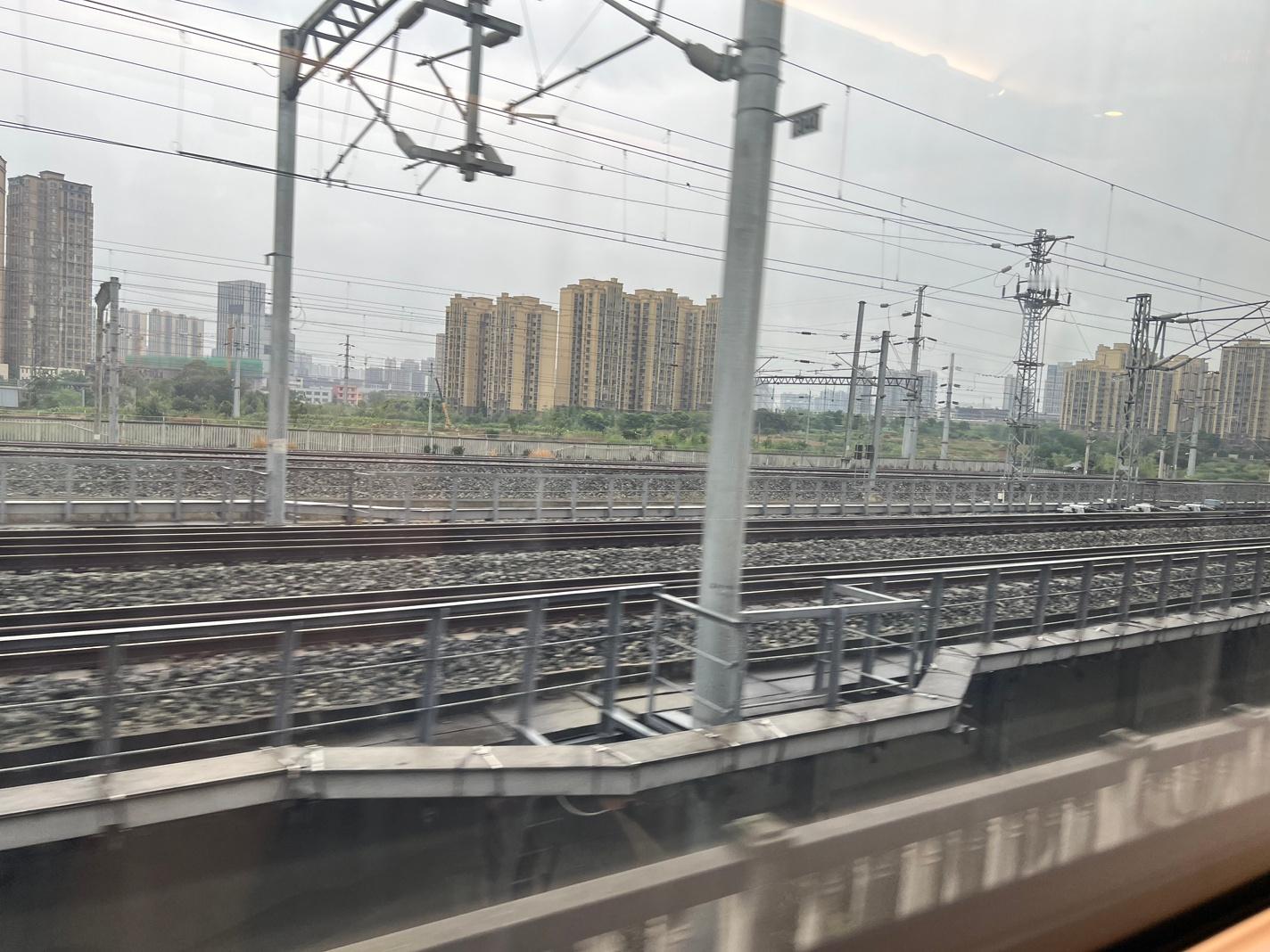 一大早堵车、晕车、赶车，外加肚子疼，BUFF叠满了，幸运的是坐上前往西安的高铁了