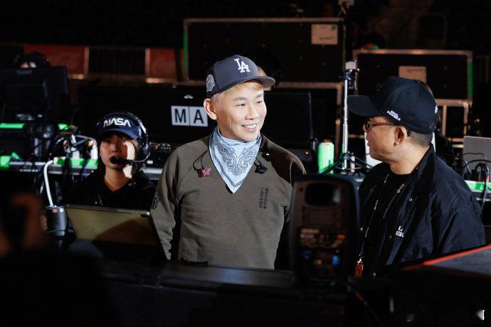 陶喆用50种语言说爱你跨时空的浪漫暴击！50 种 “爱” 字藏在舞美里，搭配陶喆