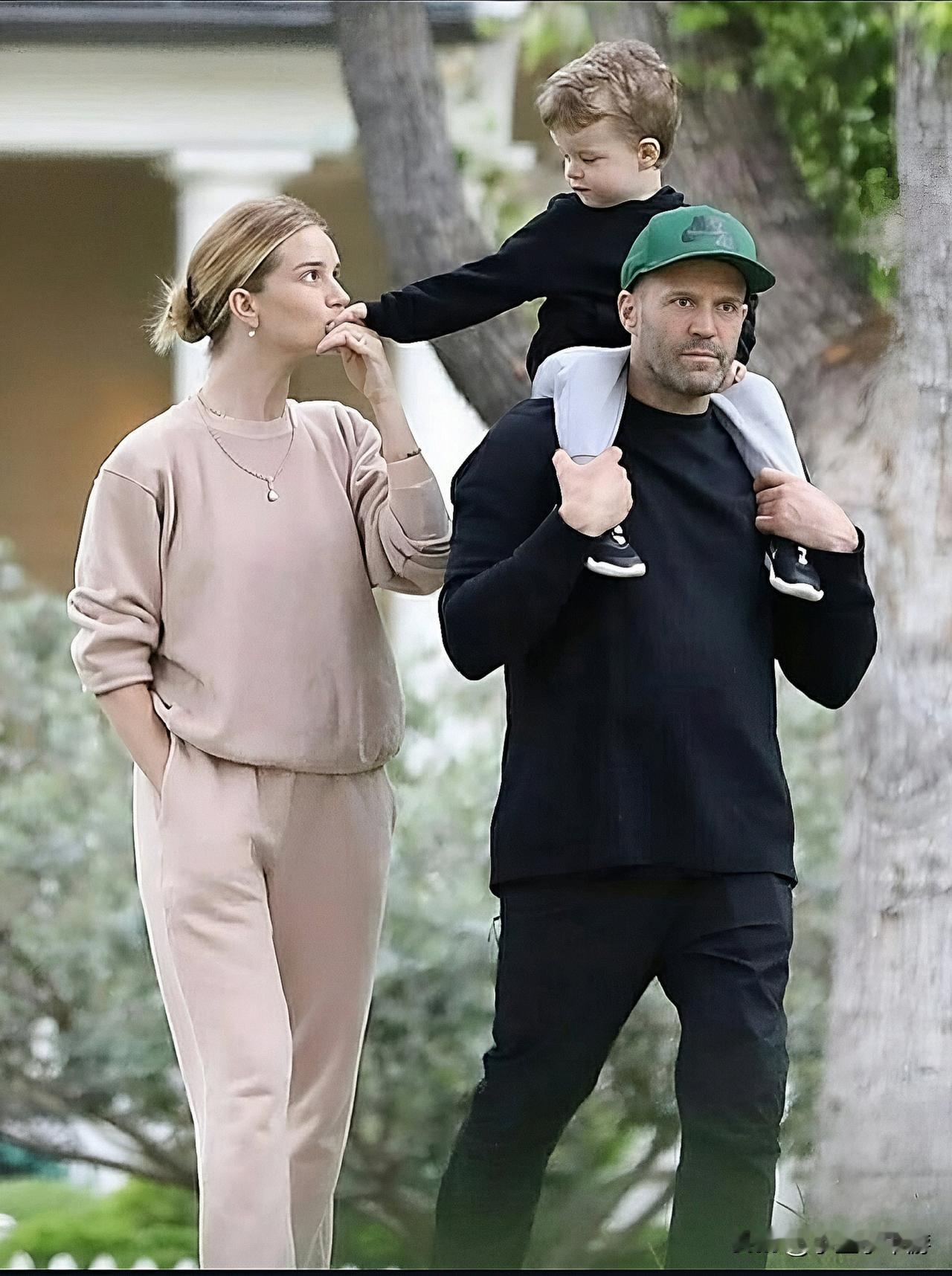 杰森·斯坦森和他的妻子罗茜·汉丁顿带着他们的儿子杰克·奥斯卡·斯坦森一起散步。