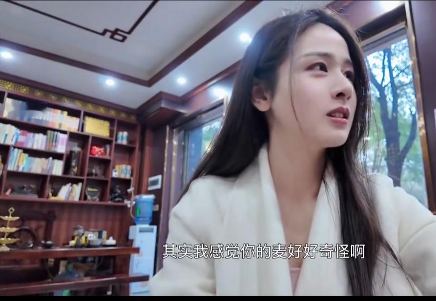 男人打扮得漂漂亮亮，30岁，美丽得不得了，去看中医。

他说自己是女人。中医说，