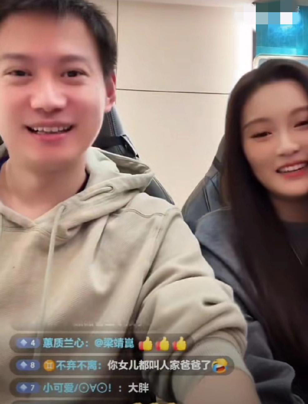 周雨两口子在直播，
梁靖崑在隔壁给他们带娃，
看来大胖好爸爸人设已经立住了。
周