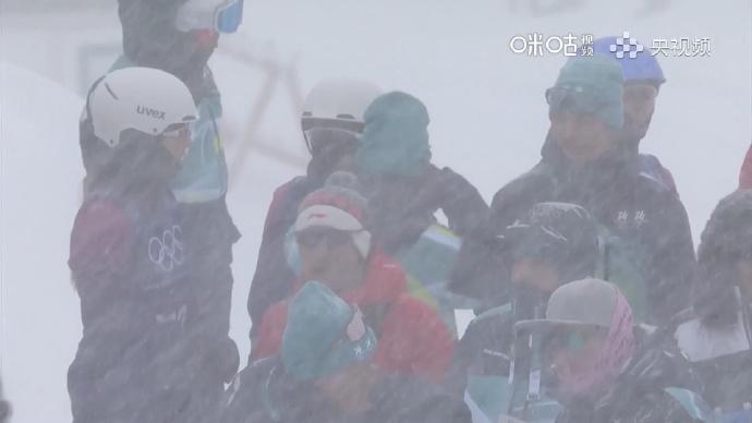 女子空中技巧预赛因大雪延期 雪还是太大了，由于天气问题，自由式滑雪空中技巧预赛全