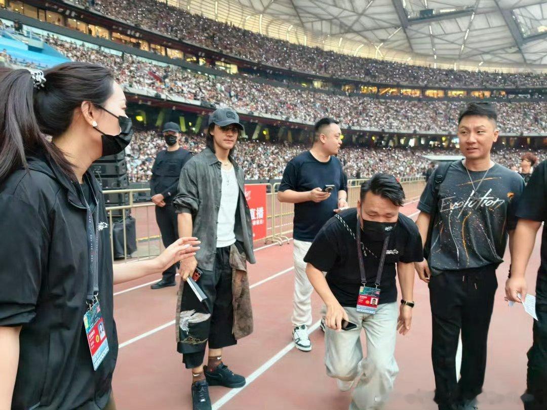 此沙去了谢霆锋演唱会谢霆锋演唱会偶遇此沙演唱会活捉歌迷此沙！灰帽配灰衬衫穿搭超低