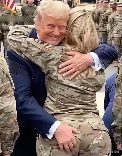 这个不靠谱的，见个女的就这样。
瞧这手放的地方，
以为镜头照不到。