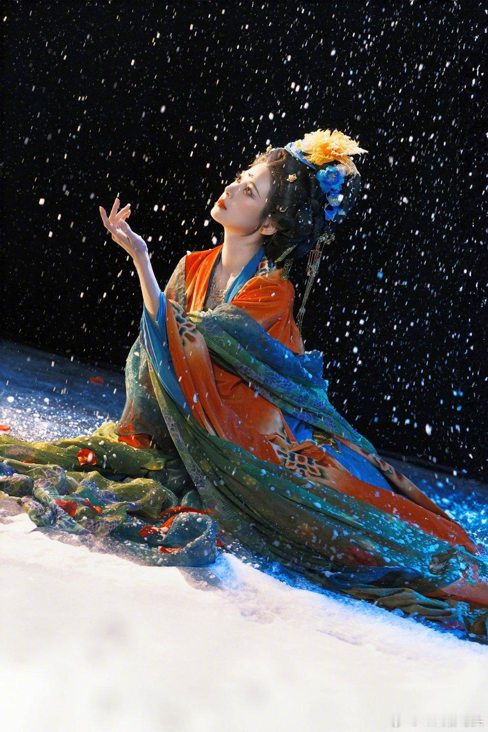 赵昭仪美得不知天地为何物了唐服穿在身上雍容又灵动，配上那张绝美的脸，活脱脱从画里