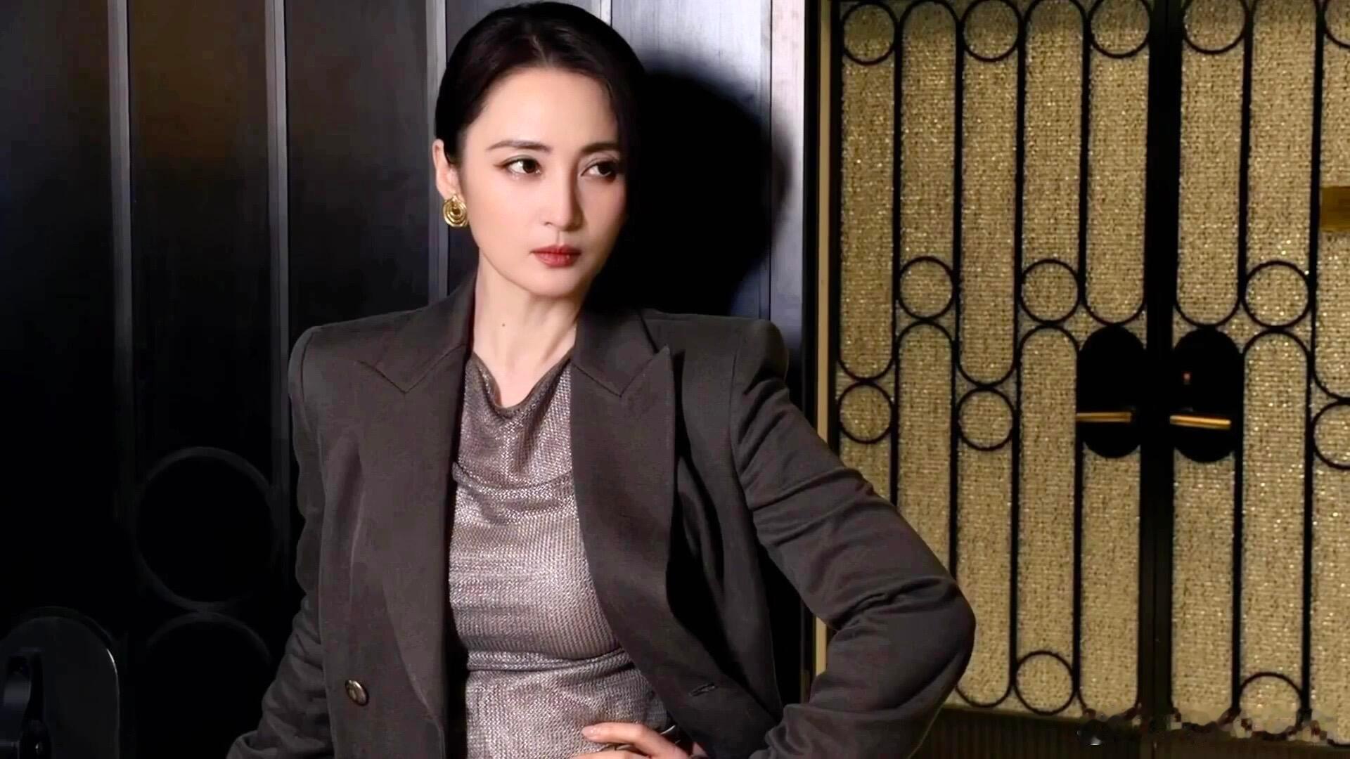 实绩王者蒋勤勤又又又拿奖了，金莲花最佳女配收入囊中，金鸡百花华表提名拿到手软，5