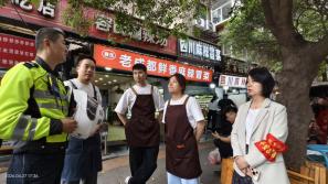 4月27日下午，交管碑林大队文艺路中队联合太乙路街道办安东街社区，对建东街安东街