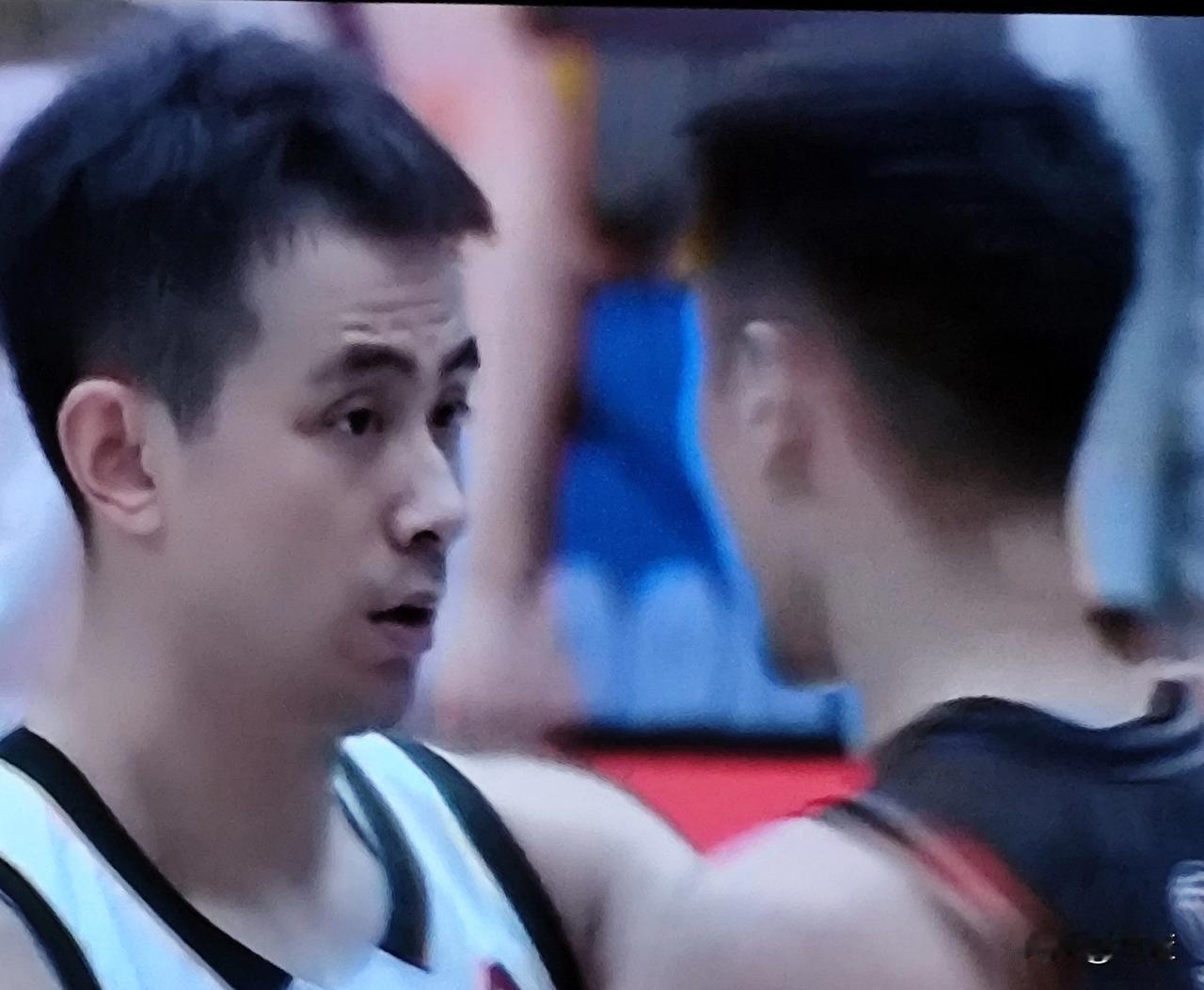 山东高速队主场憾负，
辽宁本钢队以下克上。

山东高速队自从在卡位战中战胜广东东