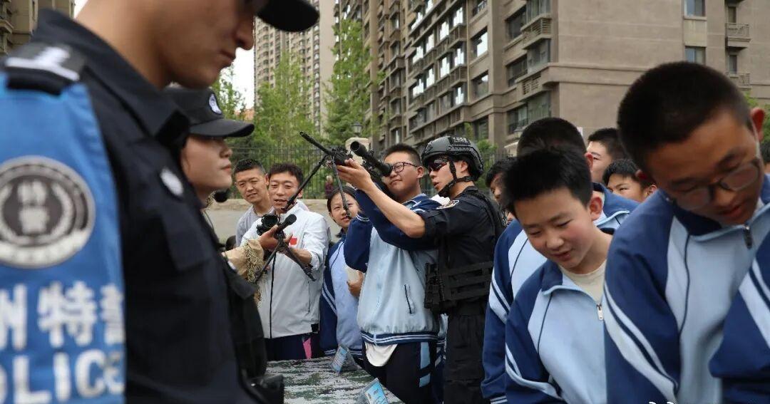 【空地协同+一键响应，构建校园防灾新防线】
无人机空中巡查预警、校园一键报警联动