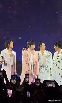 周杰伦没想到
朱孝天也没想到
F4编外人员阿信真的太不小心了，舞台唱歌不小心就摔